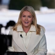 Karoline Leavitt/Brinnande hus i Charkiv.