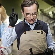 Finansminister Elisabeth Svantesson (M) och Moderaternas partiledare Ulf Kristersson (M) besöker Göstas Fisk och Skaldjur på Smögen under sin bussturné inför valet 2026.