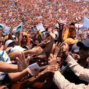 Kandidaten Andry Rajoelina med jublande supportrar.