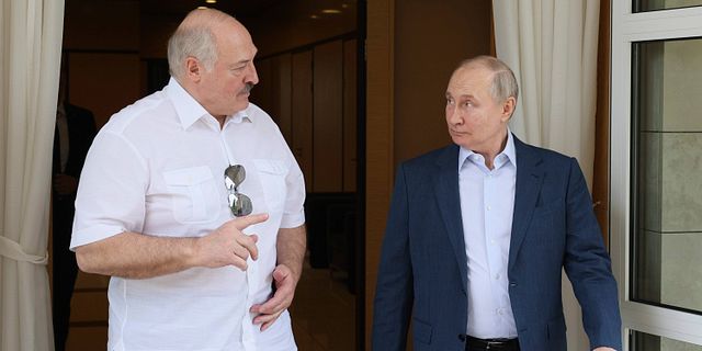 Belarus president Aleksandr Lukasjenko och Rysslands president Vladimir Putin tidigare i somras. Gavriil Grigorov / AP