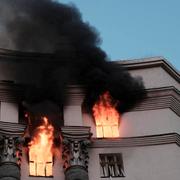 Bilder från den ukrainska räddningstjänsten visar rök som stiger från regeringsbyggnaden i Kyiv under söndagsmorgonen.