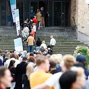 Väljare köar på Medborgarplatsen utanför vallokalen Medborgarhuset för att förtidsrösta på lördagen.