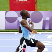 Letsile Tebogo vinner/Noah Lyles efter loppet.