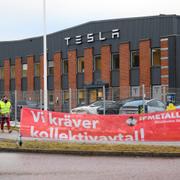 Strejkvakter utanför Teslas servicecenter. Arkivbild.