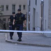 Polis på plats vid brottsplatsen i Södertälje tidigt på onsdagsmorgonen. 