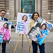 Liberalernas partisekreterare och -ledare presenterar årets valaffischer.