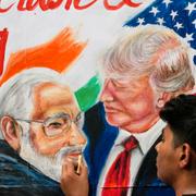 En konststudent i Mumbai färdigställer ett porträtt av Donald Trump och Narendra Modi.