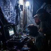 Ukrainska soldater följer en drönare. Arkivbild.