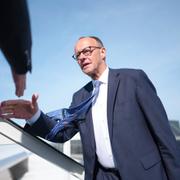 Friedrich Merz stiger ombord på regeringsplanet.