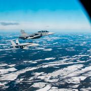 Svensk Gripen och finsk Hornet vid övning över Jokkmokk på tisdagen. 