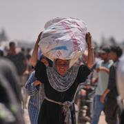En kvinna i Gaza som fått humanitär hjälp i Rafah.
