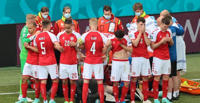 Danmarks landslag under matchen mot Finland när Eriksen kollapsade.  WOLFGANG RATTAY / BILDBYRÅN