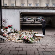 Blommor på mordplatsen