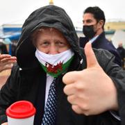 Boris Johnson med ett munskydd med walesiska flagga