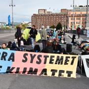 Klimataktivister stoppar trafiken i centrala Stockholm. Arkivbild. 