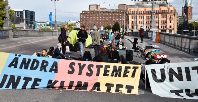 Klimataktivister stoppar trafiken i centrala Stockholm. Arkivbild.  Lars Schröder / TT