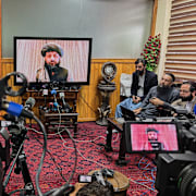 Lokala journalister har samlats för en presskonferens med försvarsminister Mullah Muhammad Yaqoob.