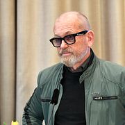 Johan Lindholm, ordförande för LO, med en megafon under en presskonferens. Arkivbild.