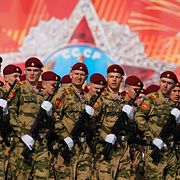 Soldater övar inför segerparaden i Sankt Petersburg.