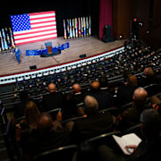 Försvarsminister Pete Hegseth talar inför Pentagon-anställda.