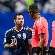 Lionel Messi samtalar med domarna under VM-semifinalen.