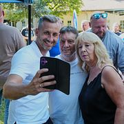 AFD:s toppnamn i Sachsen-Anhalt, Ulrich Siegmund, träffar väljare i samband med en grillfest som partiet anordnat.