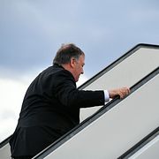 Pompeo går ombord på ett plan på väg från Finland. Arkivbild.