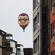 Sverigedemokraternas luftballong, föreställande partiledaren Jimmie Åkesson, i Halmstad.