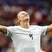 Erling Braut Haaland firar ännu ett mål i den norska landslagströjan.