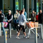 Människor i kö till mataffären i Auckland.