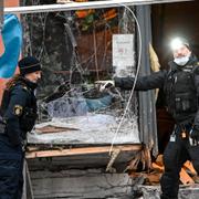 Polisens tekniker arbetar vid den restaurang på Södermalm i Stockholm som i januari utsattes för en explosion.