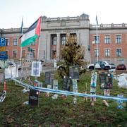 Tältlägret med studenter utanför Göteborgs universitet vid Vasaplatsen i Göteborg.