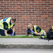 Polisen utanför lägenheten i Biskopsgården dagen efter attentatet i augusti i fjol.