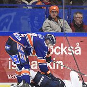 HV71:s Ted Brithén tacklas i sargen av Växjös Teemu Laakso.