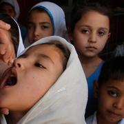 En flicka i Pakistan får poliovaccin.