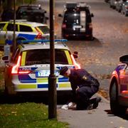 Polisen säkrar spår på platsen efter att två personer sköts i Farsta strand i Stockholm i oktober.