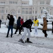 Kvinna åker skidor mitt i centrala Madrid.