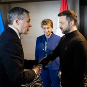Ignazio Cassis, till vänster, skakar hand med Volodymyr Zelenskyj i samband med ett fredsmöte den 15 juni. I bakgrunden syns Schweiz president Viola Amherd.