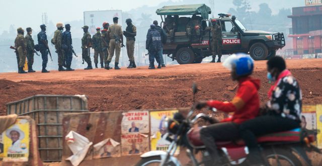Tungt beväpnad polis på huvudstadens Kampalas gator under valdagen den 14 januari Jerome Delay / TT NYHETSBYRÅN