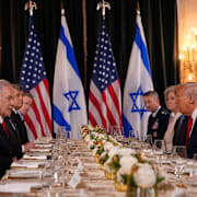 Delegationerna möts.