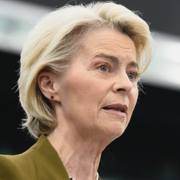 von der Leyen i sitt linjetal/protester i Tel Aviv.