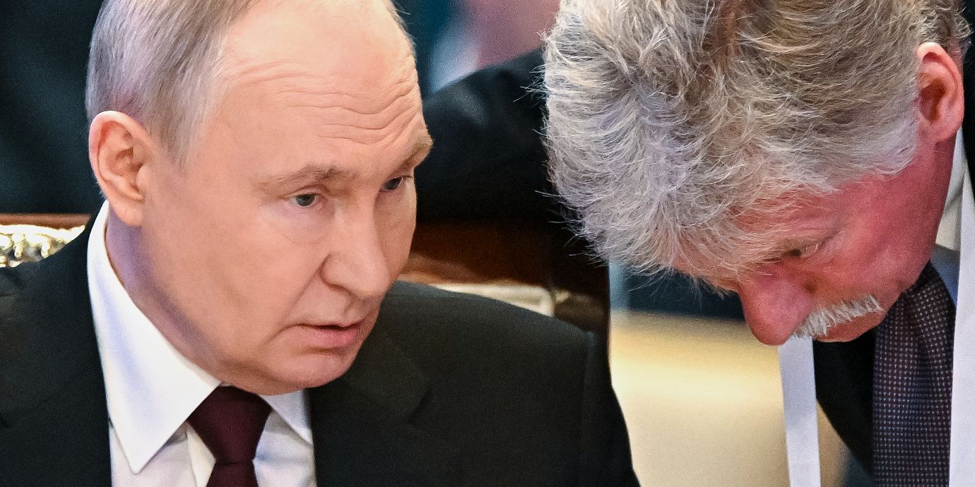Vladimir Putin och Dmitrij Peskov.