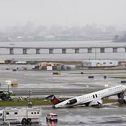 Ett kanadensiskt passagerarplan krockade med en servicebil på La Guardia-flygplatsen i New York.