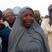 Arkivbild. En anhörig gråter efter att terrorgruppen Boko Haram attackerat en skola i Katsina, Nigeria, i december 2020.