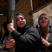 Kvinnor sörjer en man som dog när israeliska bosättare stormade byn Kafr Malik på Västbanken, 26 juni 2025.