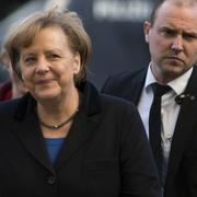 Angela Merkel på väg in till koalitionsförhandlingarna