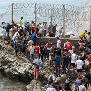 Migranter tar sig in i Ceuta.