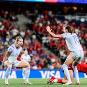 Ada Hegerberg och Caroline Graham Hansen jublar efter 2–1. 