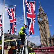 Brittiska flaggor utanför parlamentet.