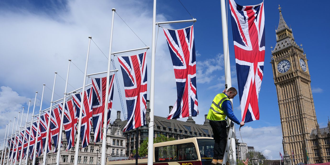Brittiska flaggor utanför parlamentet.